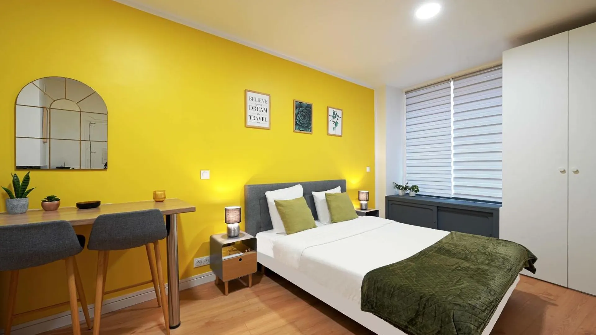 Modern Bright And Fully Renovated location